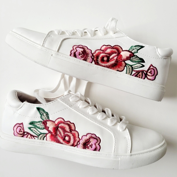 Kenneth Cole Reaction Shoes - Kenneth Cole Reaction Embroidered White Joey sneakers